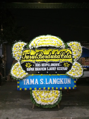Papan Bunga Duka di Simpang Kiri